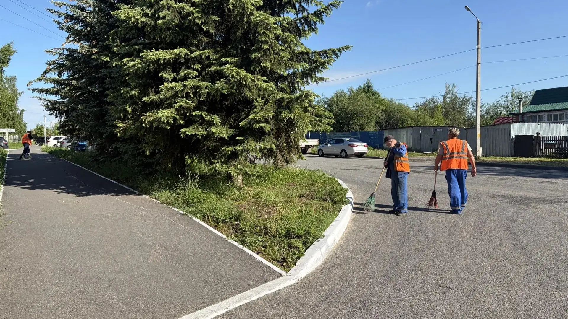 🌱 Сотрудники АО «Водоканал» провели плановую уборку закреплённых территорий в рамках м...