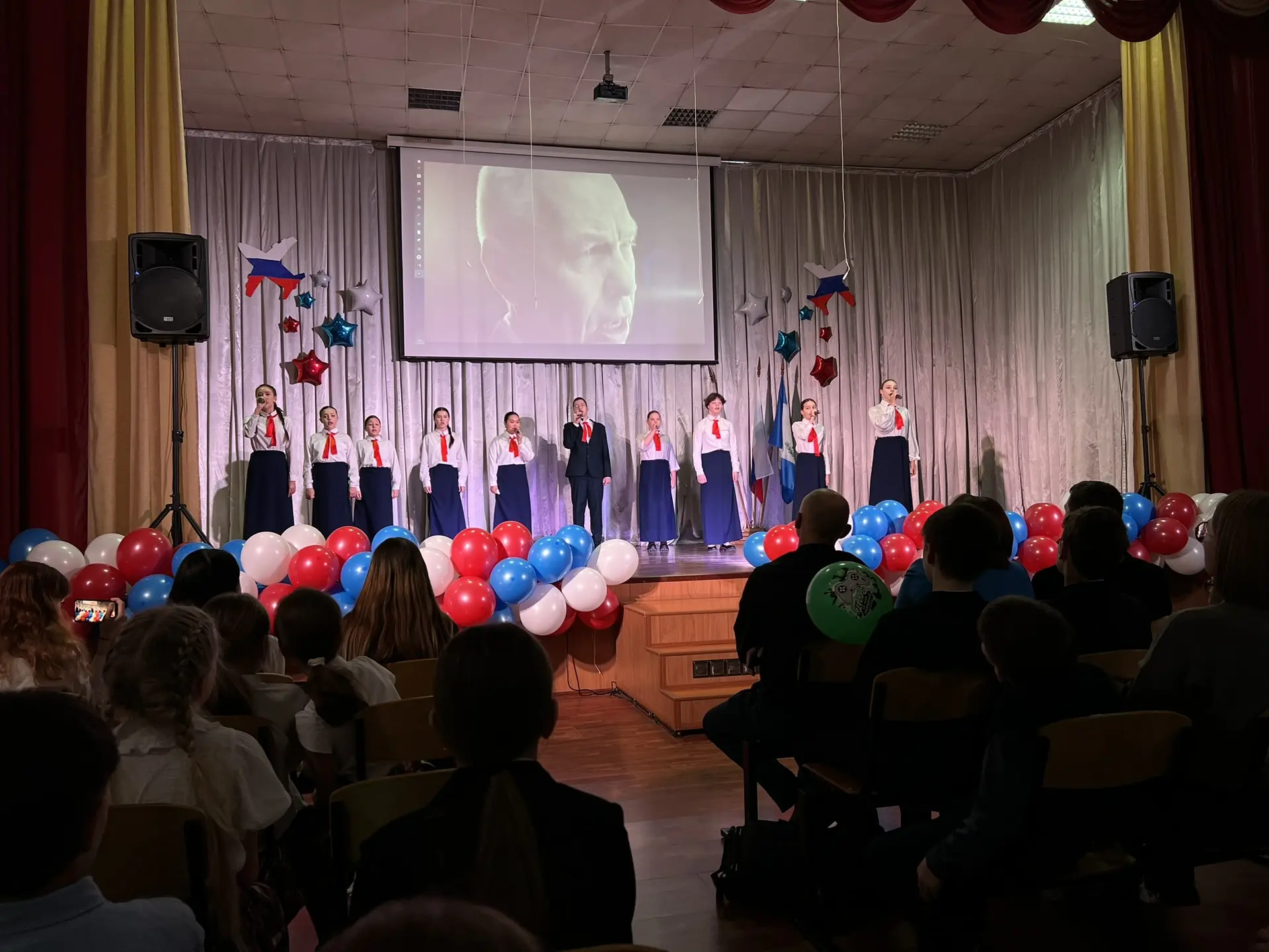 🇷🇺 В честь Дня защитника Отечества в нашей школе прошёл замечательный концерт!  📚Этот праздник — сим