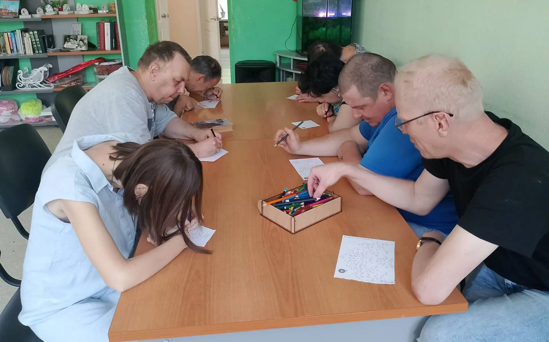 В отделении дневного пребывания КЦСОН г. Саратова в рамках обучения навыкам самообслуживания, поведе