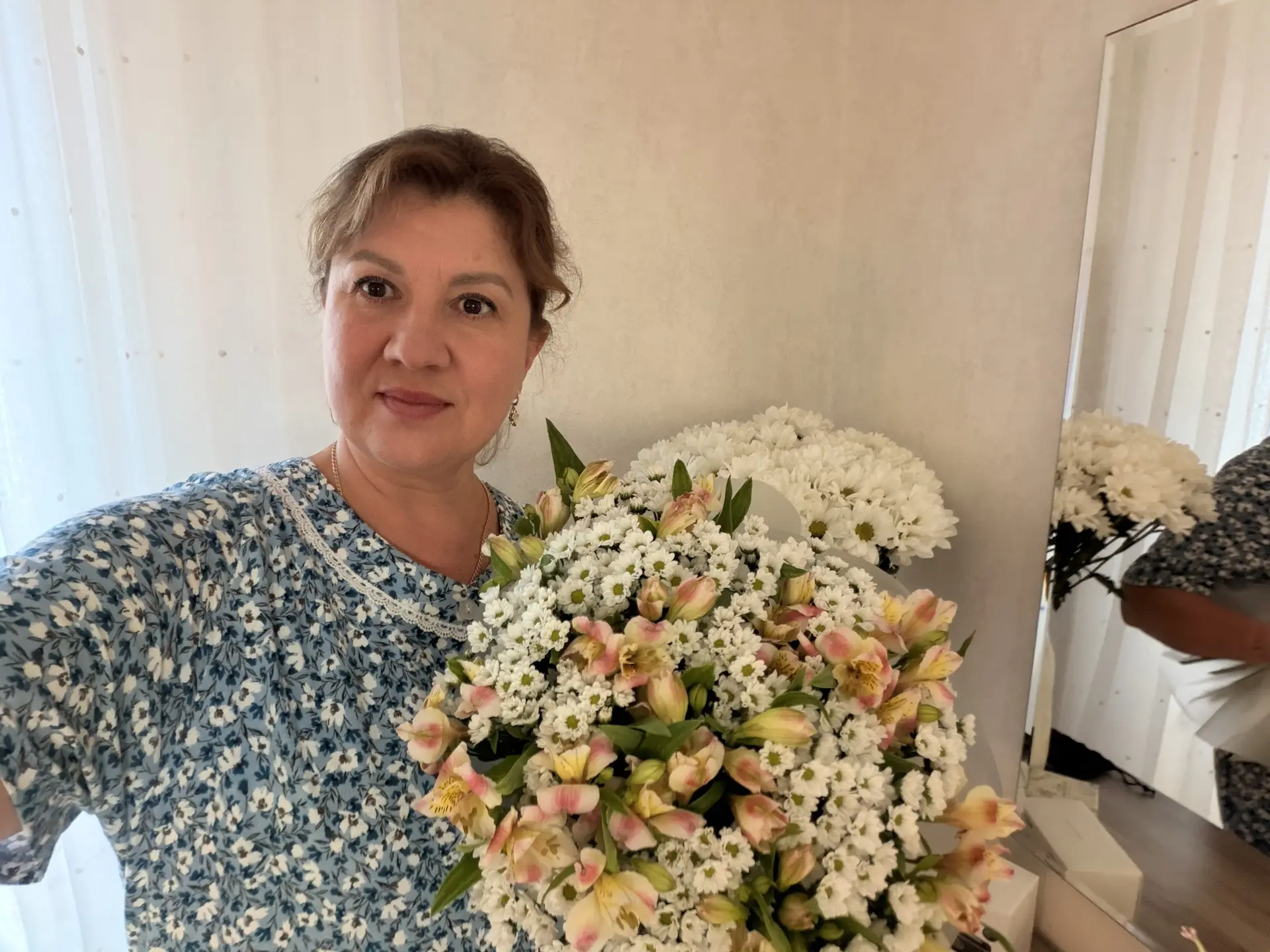 Сонечка моя 💖 из школы приехала ! Подарила мне шикарный букет 💐