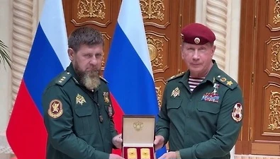 Глава Росгвардии Виктор Золотов сегодня вручил главе Чеченской республики Рамзану Кадыр...