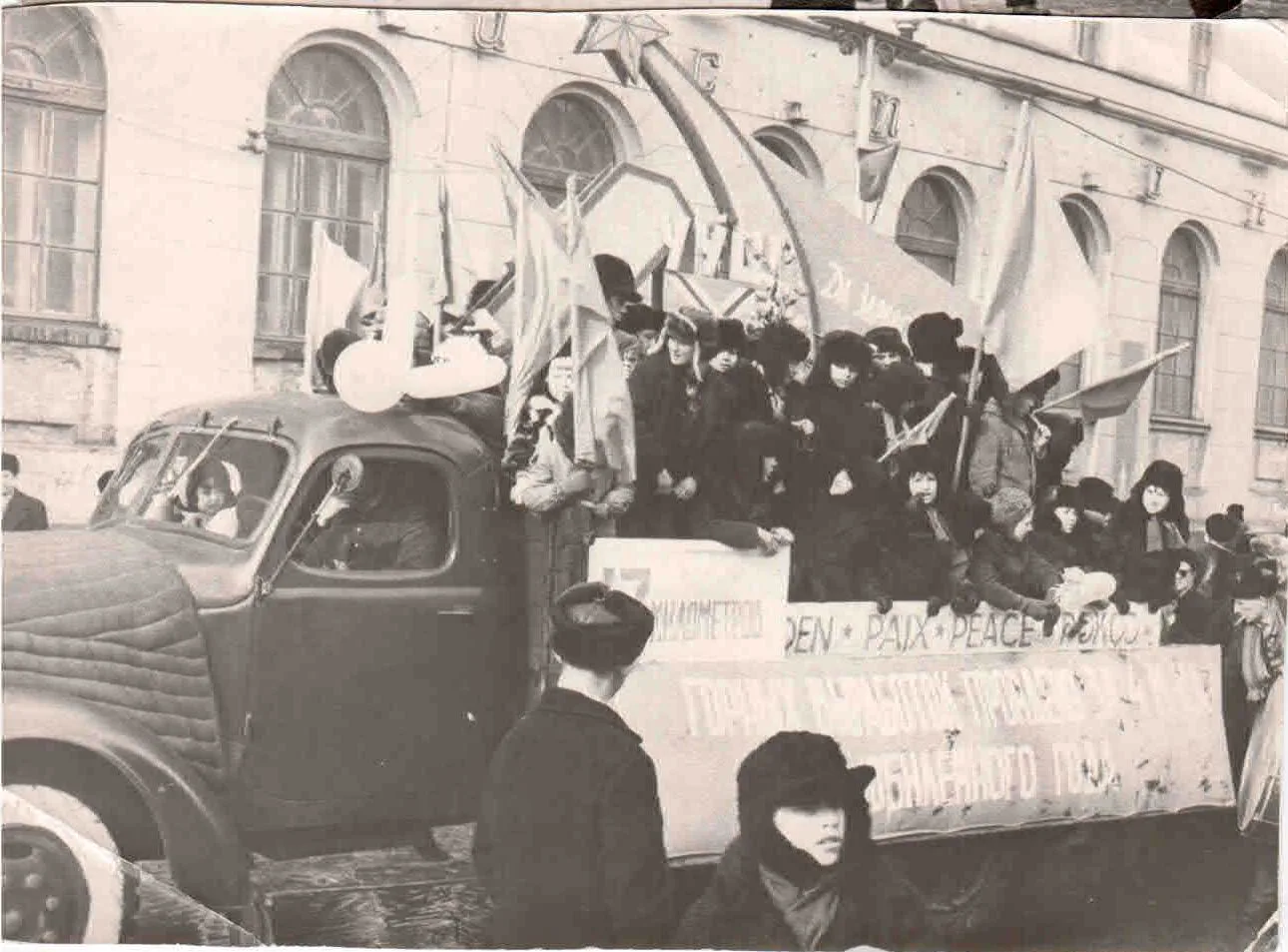 Первомай в Норильске в разные годы середины ХХ века. Каждую из этих малоизвестных фотог...