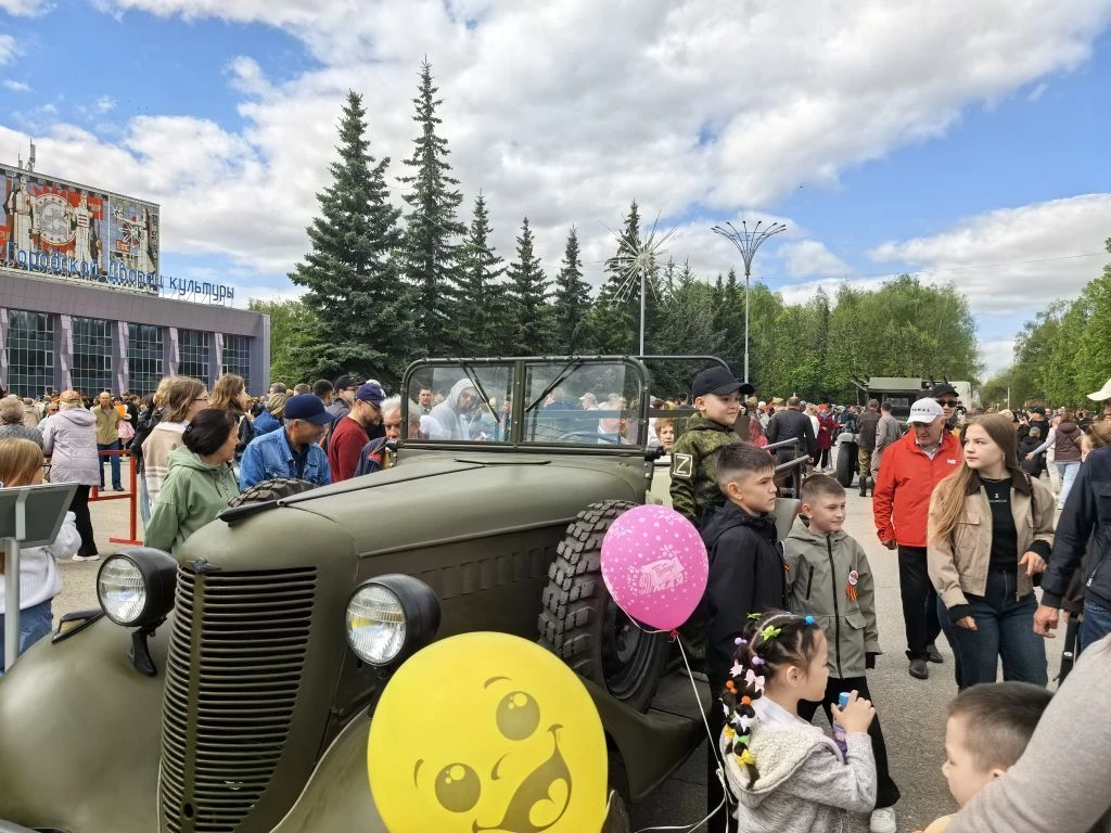 Одной из самых значимых частей сегодняшнего праздника стали торжественное шествие и выставка техники