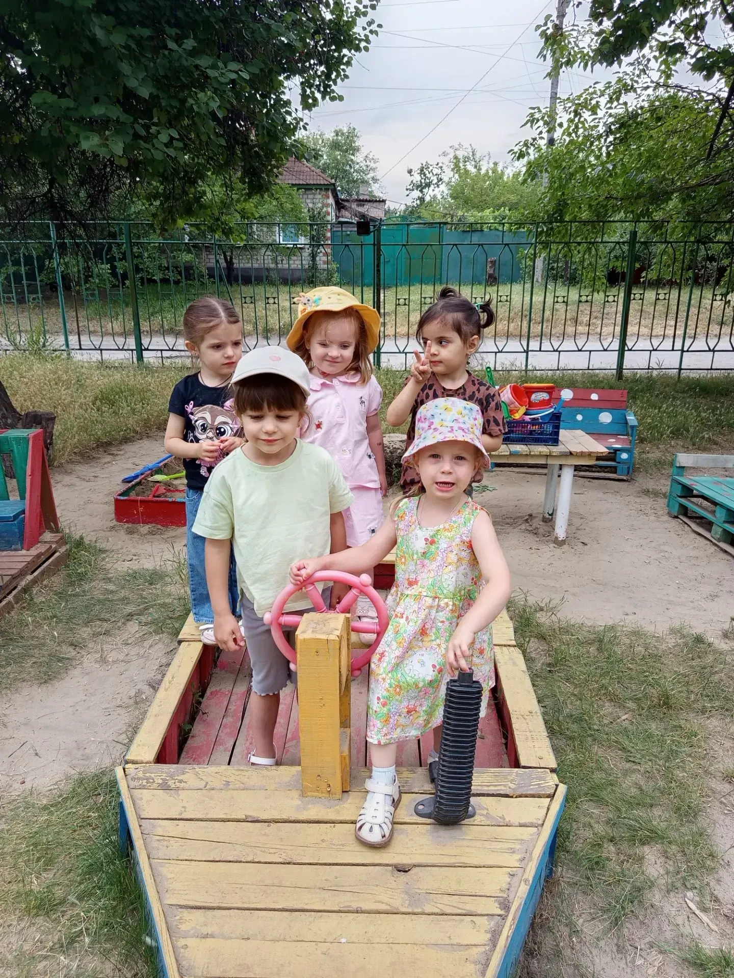 До чего хорош денёк:
Веет лёгкий ветерок,
Солнца летнего лучи!
Так приятно горячи!
Лето- это удивите