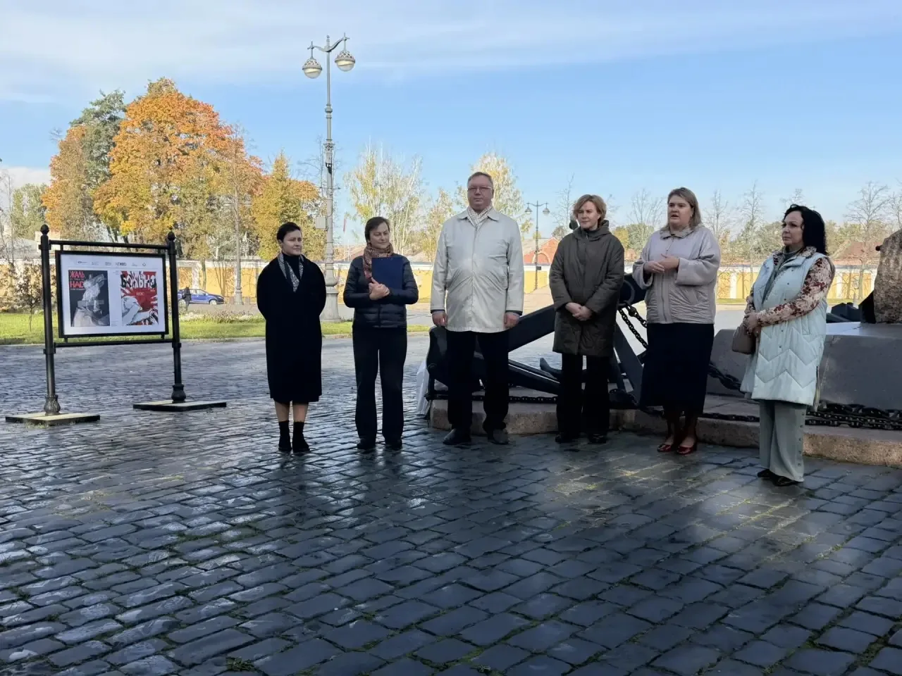 На Якорной площади Кронштадта установили стенд с плакатами победителей конкурса «Сохран...