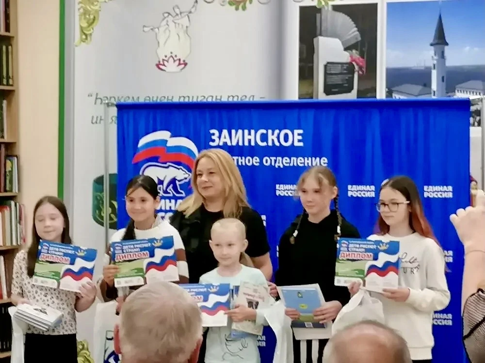 🎨 20 лет успеха и творчества: в Заинской библиотеке наградили юных художников