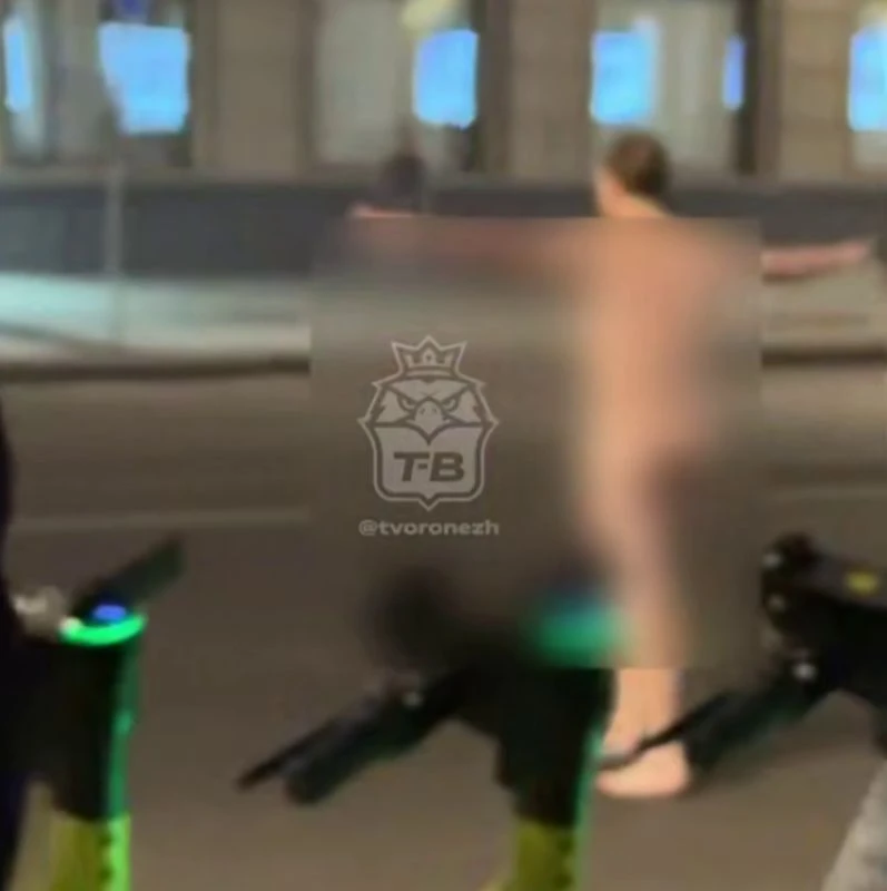 🔞 Абсолютно голый мужчина устроил опасную прогулку в центре Воронежа