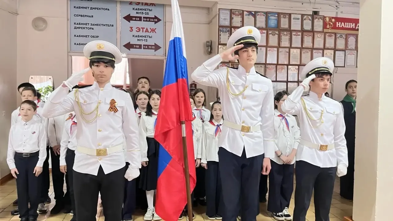 🇷🇺 Наша новая учебная неделя, как и полагается, началась с торжественной линейки. Поднятие флага и Г