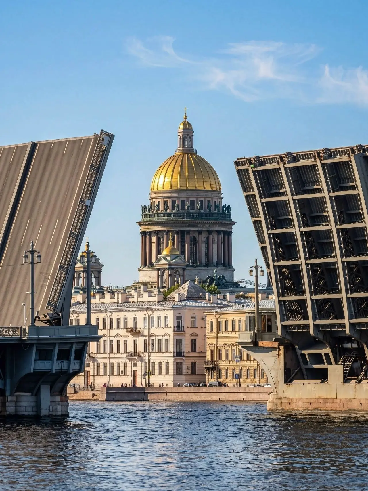 ✅Благовещенский мост — один из самых атмосферных мостов Петербурга и настоящий символ города. Это пе