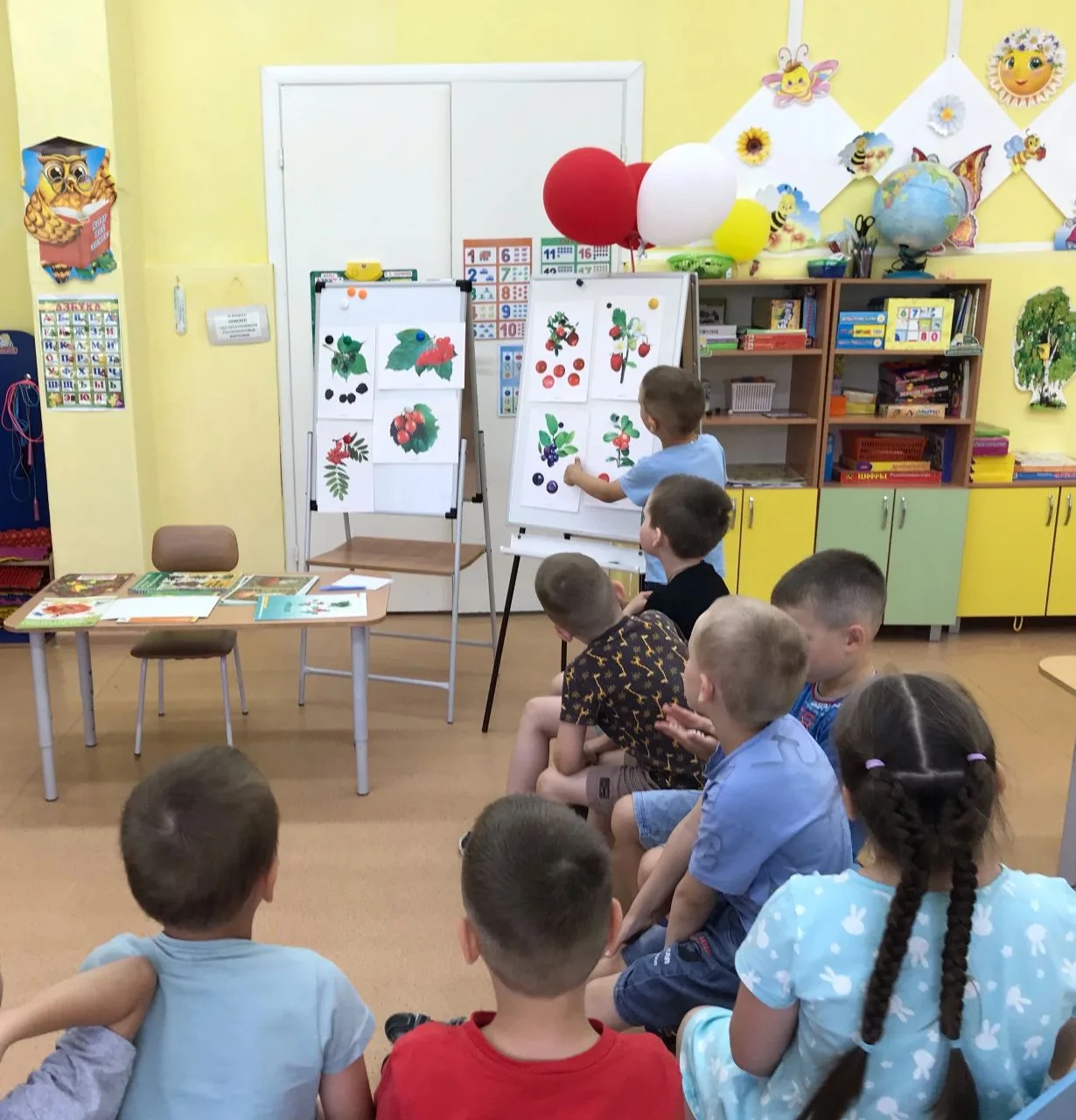 В лес за ягодами идём,
Только съедобные мы рвём!
Мухомор красив на вид,
Но опасен, ядовит!

Сегодня 