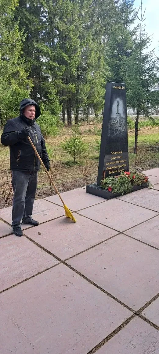 Наша память — в наших делах   Сегодня сотрудники Тихвинского отделения «РКС-энерго» навели порядок у