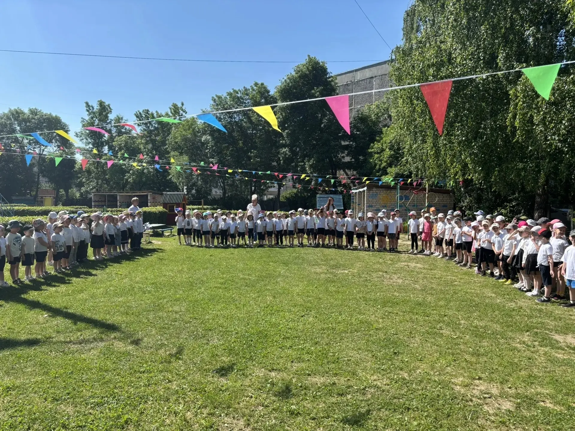 **Сегодня в нашем детском саду прошёл замечательный праздник** в преддверии Дня России!...