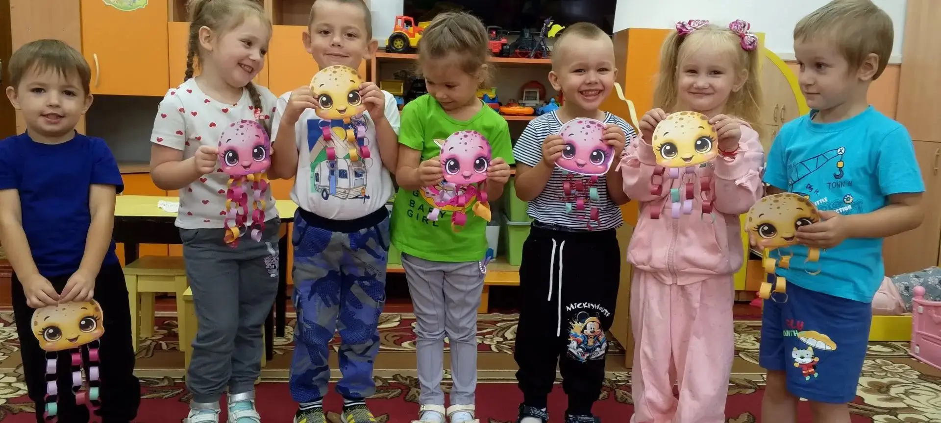 🚺🚹Ребята младшей группы сегодня смастерили из цветной бумаги забавных осьминогов🐙.