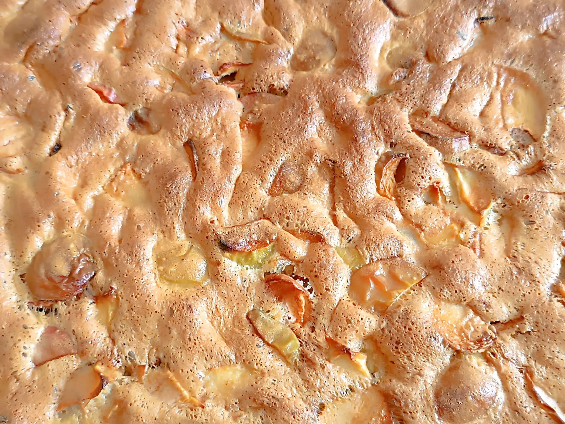 В Бузулукском доме милосердия «Оберег» испекли вкусную шарлотку.🍎

Сначала жители сами собрали ябло