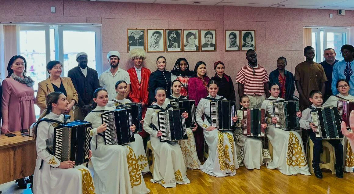 🌍 Когда языки разные, а дружба одна  🏫 Участниками яркого интернационального культурно-просветительс