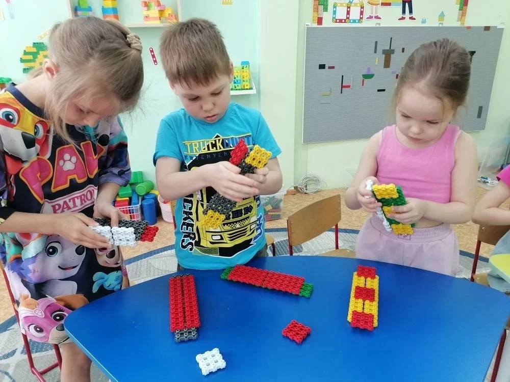 "Дополнительное образование"

Кружок "Чудеса конструирования".

На занятии дети продолжили знакомств