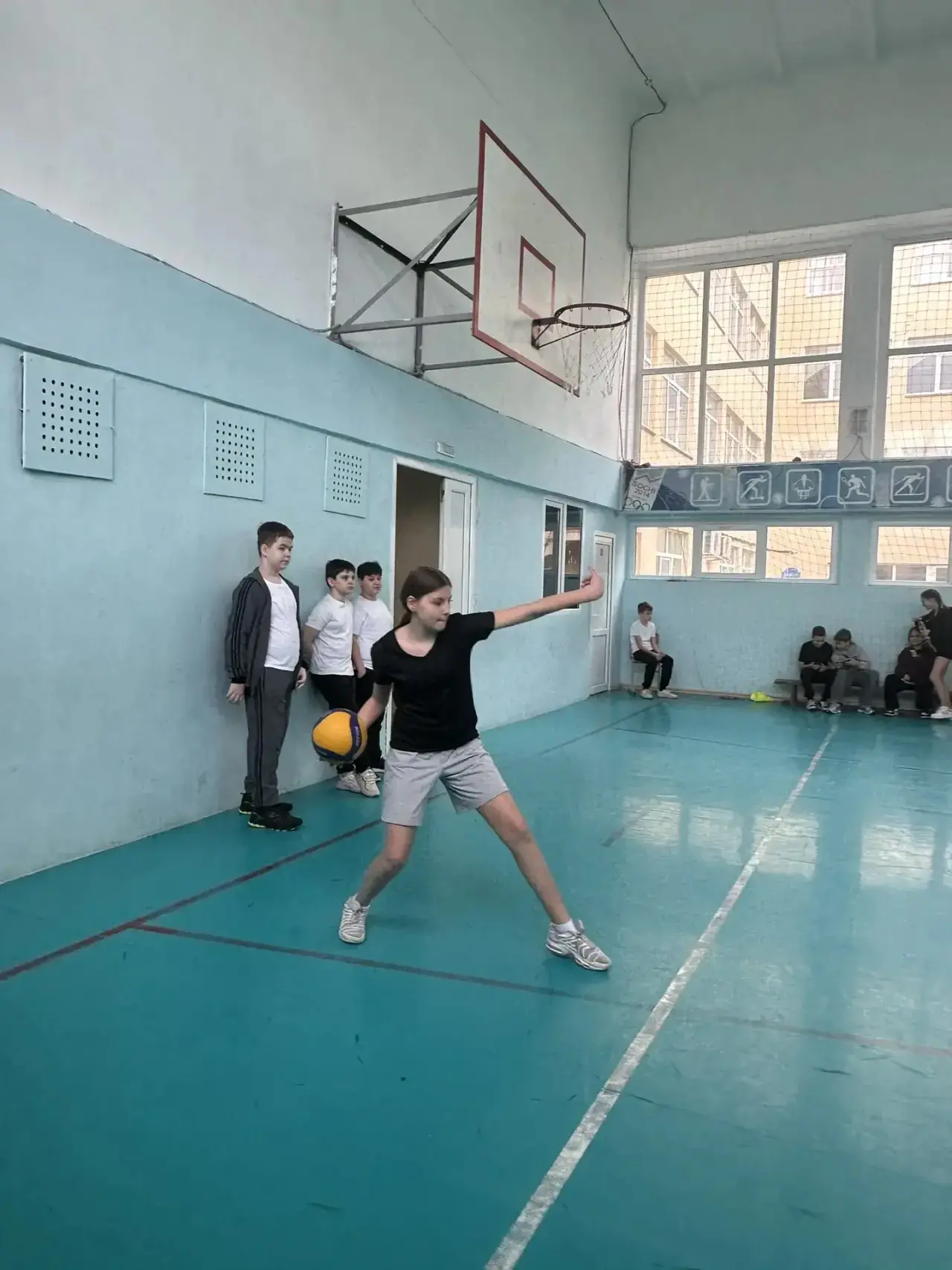 🏐 Сегодня, в первый день каникул, в нашей школе прошли соревнования по пионерболу среди учащихся 5-х