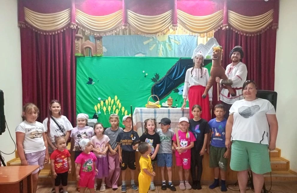 К нам в гости приезжал кукольный театр.  Детям показали увлекательный  интересный спект...