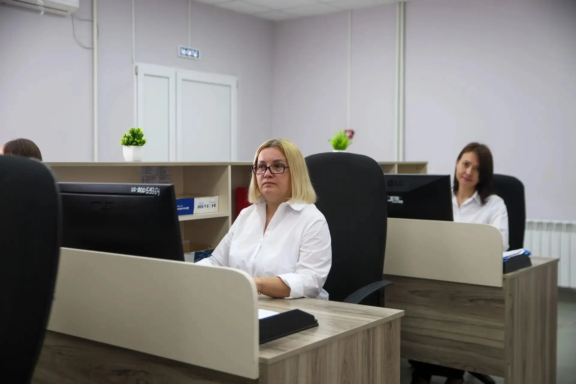 Утро начали с объезда городских объектов. Первым пунктом нашего маршрута был новый  абонентский отде
