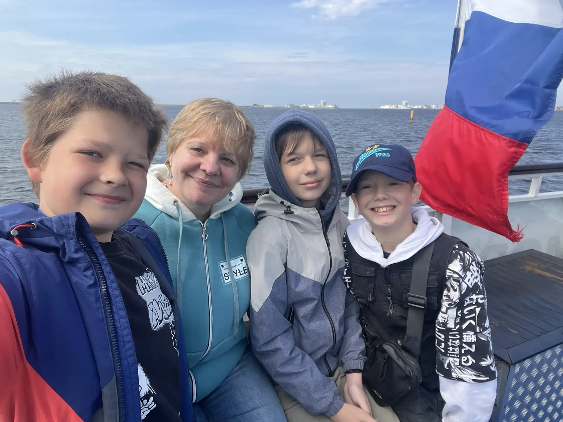 Отличное завершение года!  Кадеты 6‑к класса вместе с родителями и своими учителями Светланой Владим