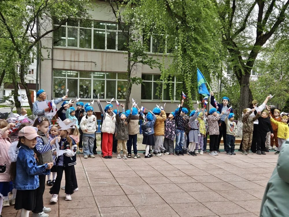 🇷🇺Сегодня в детском саду прошёл смотр строя и песни "Парад Победы", посвящённый празд...
