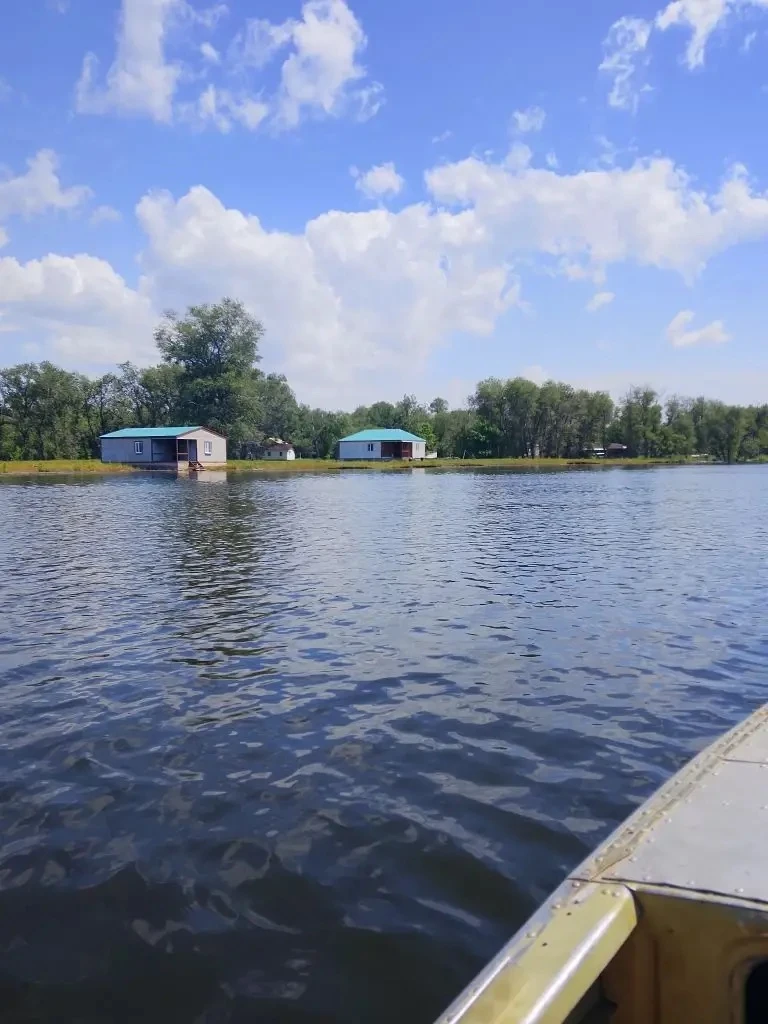 А ещё совсем недавно… Уровень воды был настолько велик, что вода нешуточно угрожала домам.
Но хорошо