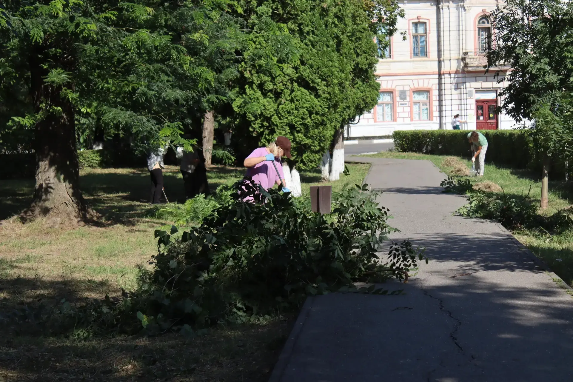🌿 В ВЕРХНЕМ ПАРКЕ И НА БУЛЬВАРЕ АГРАРИЕВ СТАЛО УЮТНЕЕ И ЧИЩЕ

Сотрудники администрации вышли на суб