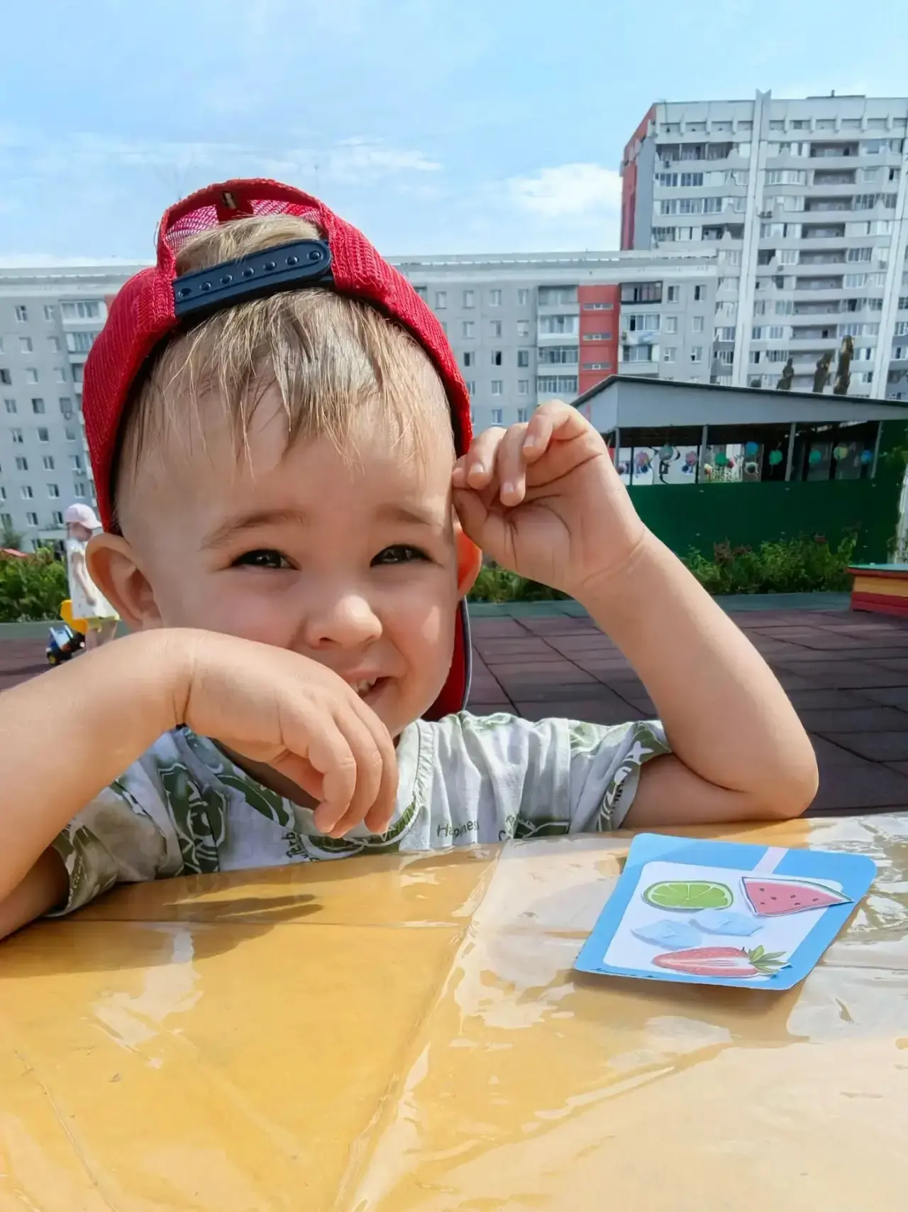 Сегодня малыши группы «Почемучки»  спасались от жары творчески: делали аппликацию «Кокт...