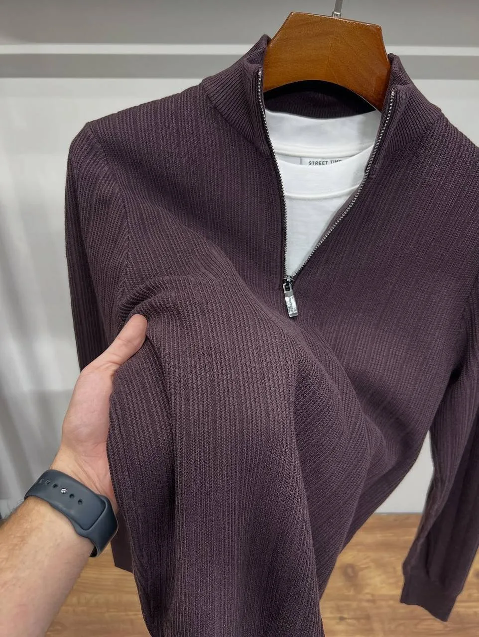 New collection
Каждый день может быть стильным.
Свитер на молнии - ваш маленький секрет хорошего вид