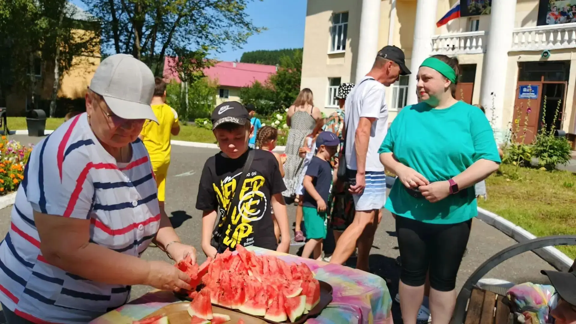 Творческий коллектив ДК «Октябрь» пгт Мундыбаш провел игровую программу «День арбуза».