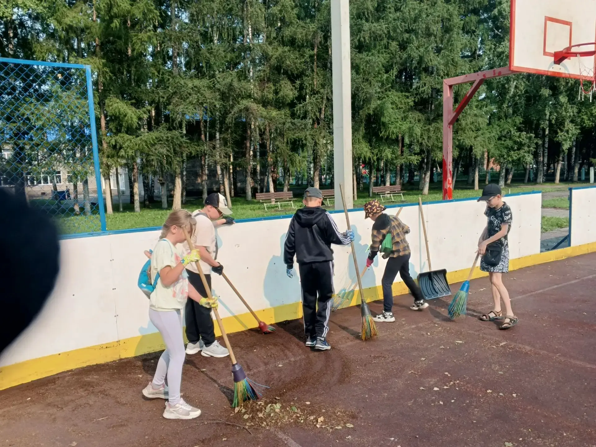 🌿 Юннаты в деле! 🌿

Наш юннатский отряд сегодня взялся за важное и полезное дело — приводит в поря