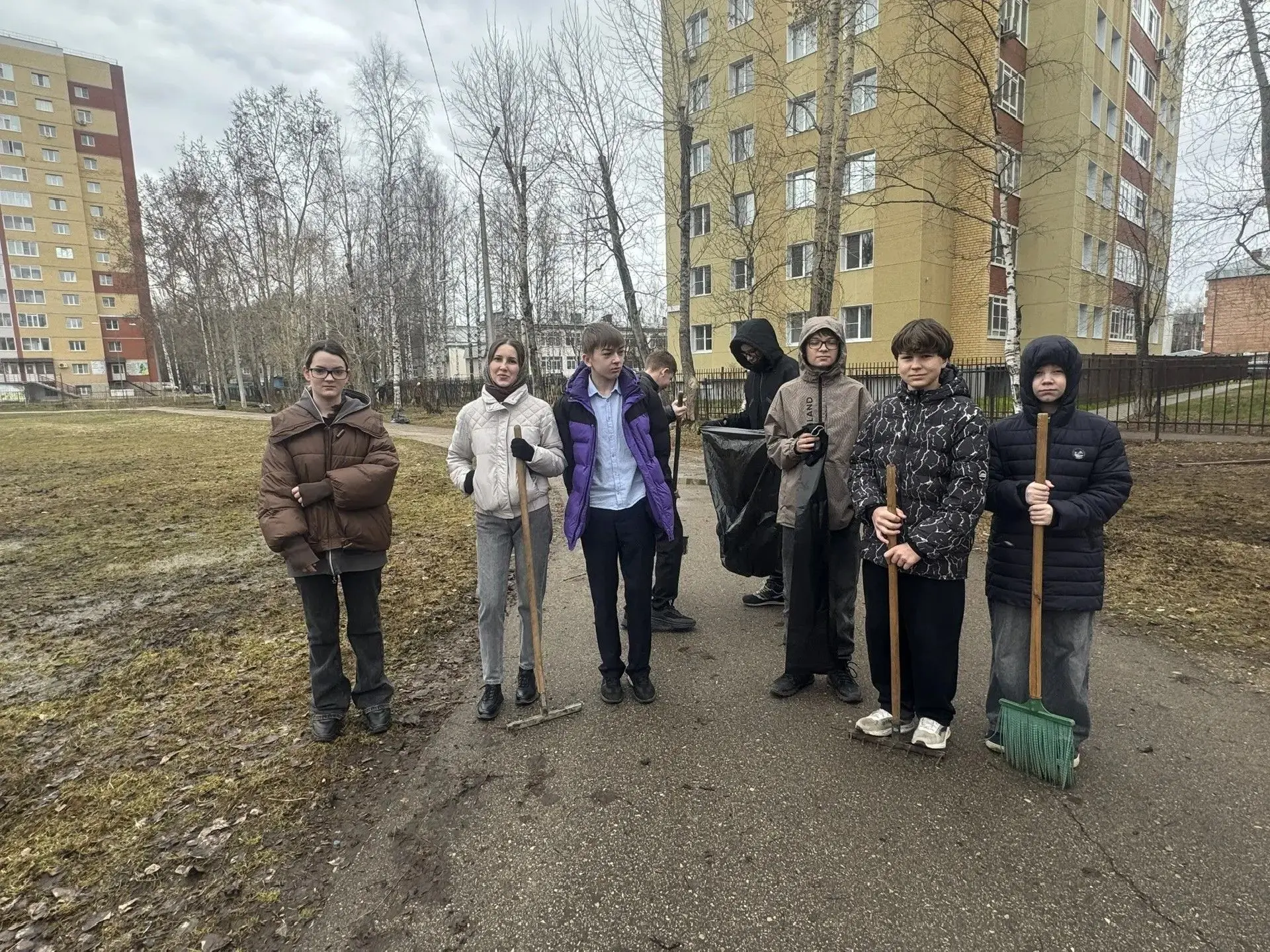 🧹 СУББОТНИК ПРОШЁЛ НА УРА! Вся школа — с 1 по 11 класс — вышла на весеннюю уборку. Никто не остался 