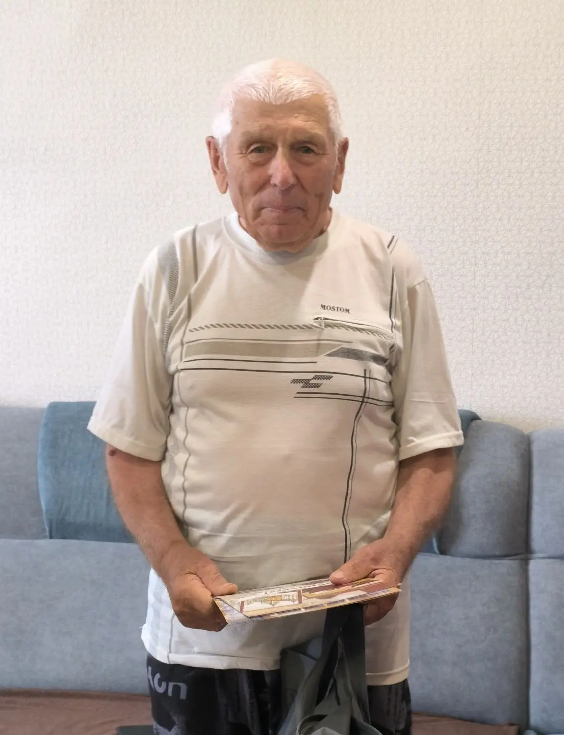 Сегодня житель с. Мичуринского Иван Дмитриевич Молчан принимал поздравления от официальных лиц район