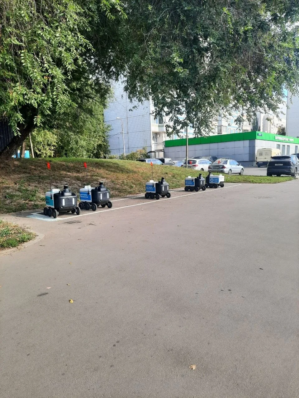 Милые роботы на Ключевой ждут заказы.
