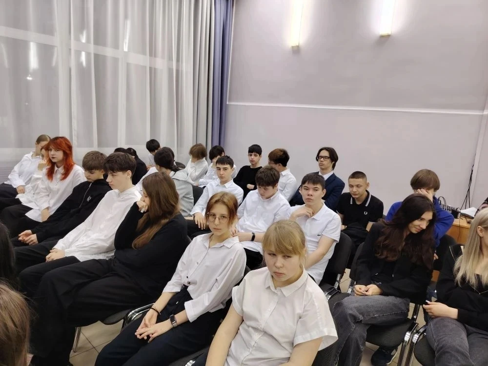 💥Мост между классами: 11-ые классы поделились опытом с 9-ми! 🎓  Сегодня в школе состоялась важная и 