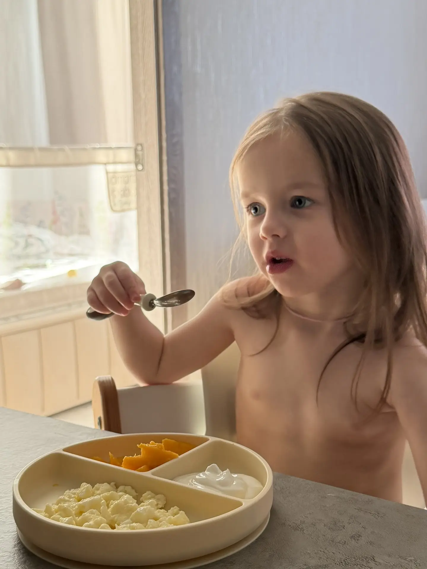 на завтрак было нереально вкусное манго, родители привезли с Египта 🥭
