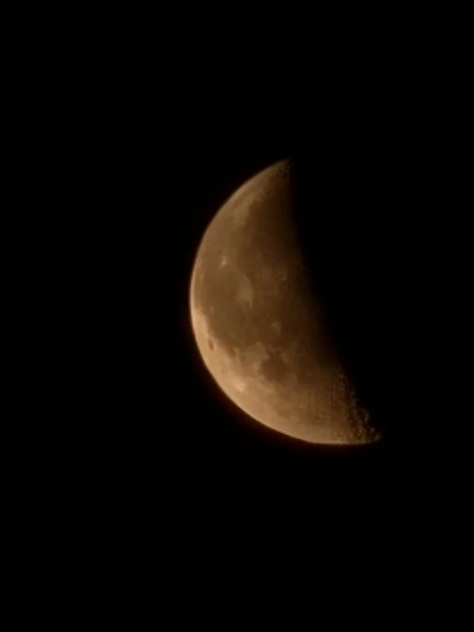 Оранжевый месяц над Зеленоградом 🌙 Луна сейчас в убывающей фазе. Полнолуние же будет 2...