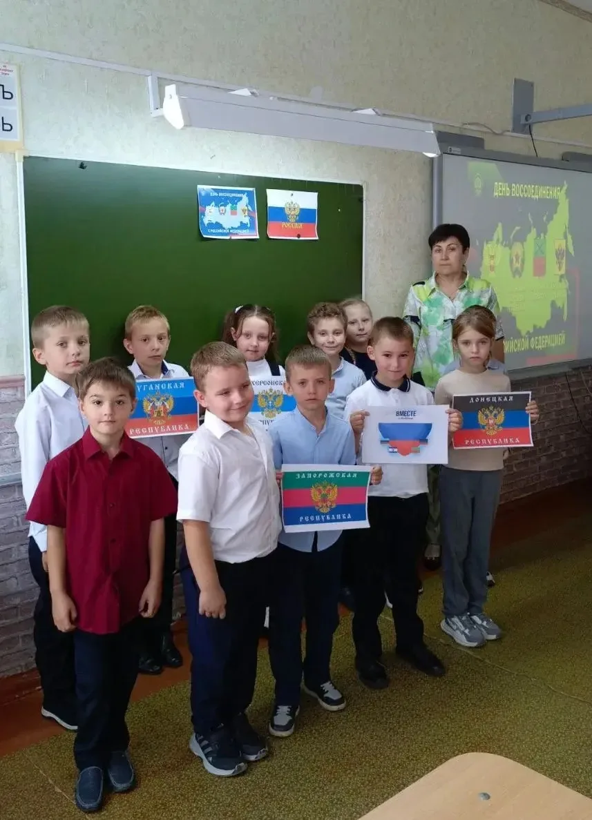 🤝 Едины в сердце и в истории: в нашей школе прошли классные часы ко Дню воссоединения