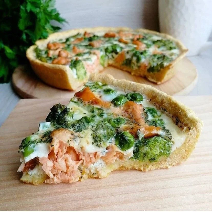 КИШ С РЫБКОЙ, ГОРОШКОМ И БРОКОЛЛИ⁣