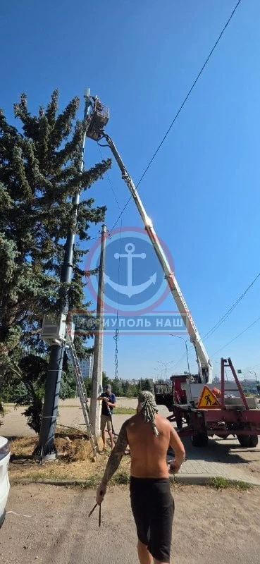 В городе специалисты устанавливают на мобильные вышки аккумуляторы от солнечных батарей...