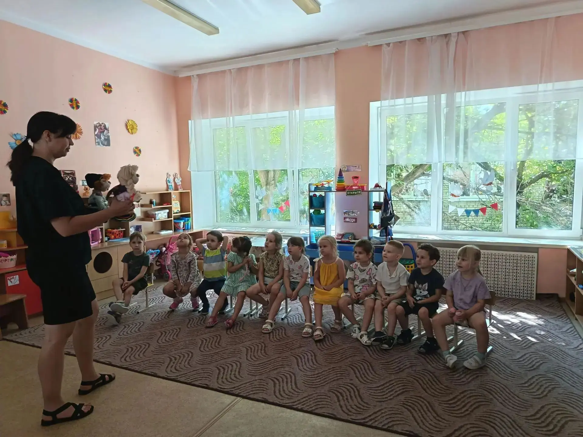 В группе "Ромашка" прошла тематическая неделя "В гостях у сказки". Ребята  читали русск...