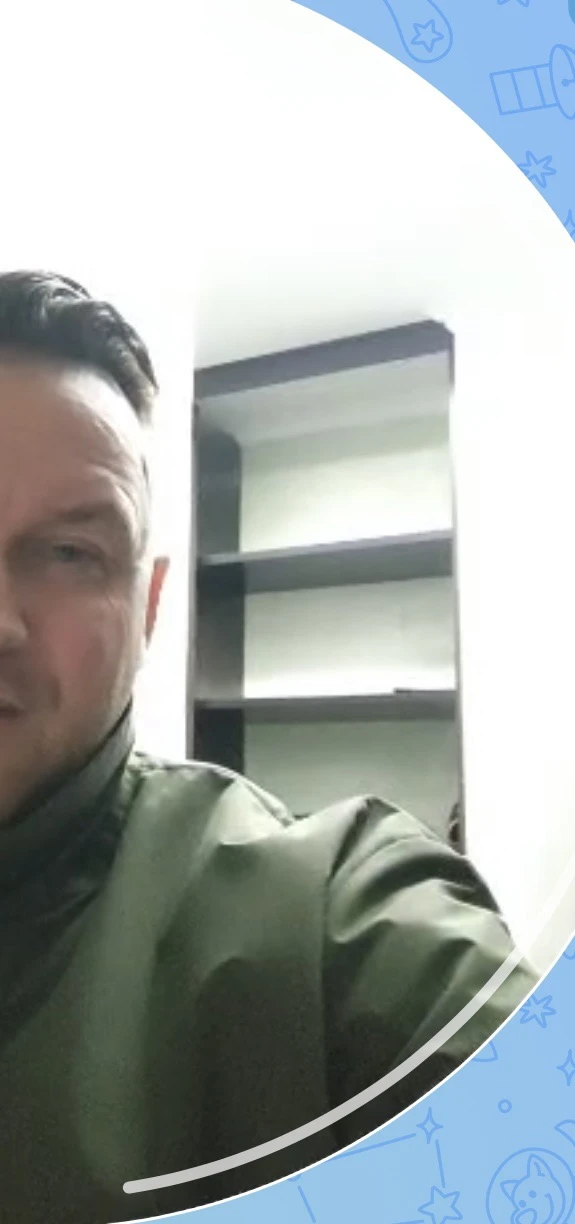 Приятный такой 

Общаемся месяц )))

По приезду увидимся 

Он меня всё ждёт 
То жопа
То повязка 
То 