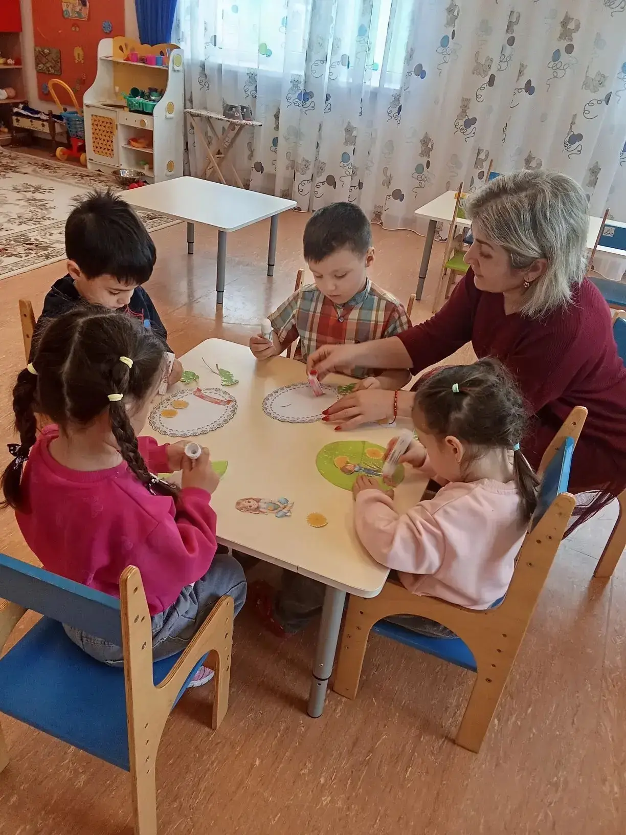 Маленькие солнышки в руках и под ногами! ☀️🌼