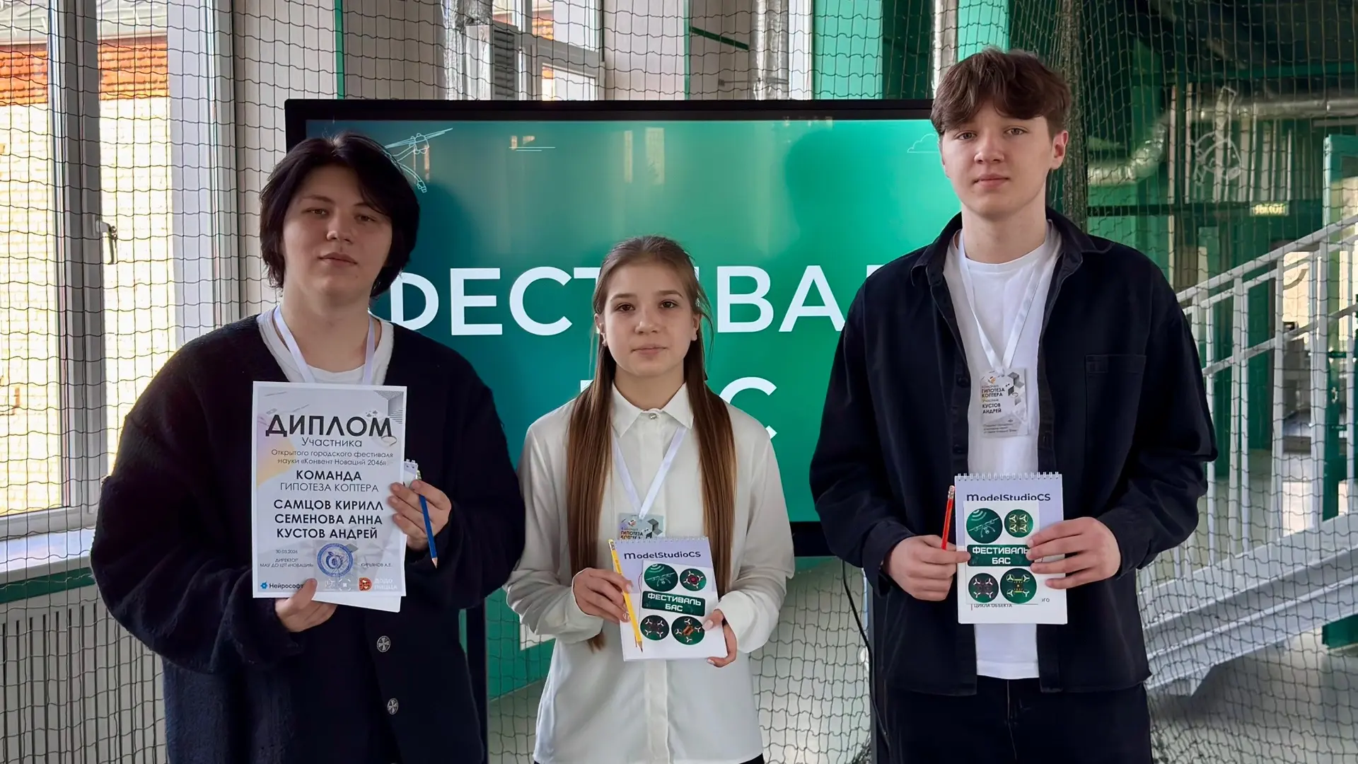 🚁 Будущее уже наступает!   Представьте мир 2046 года: дроны разносят кофе, роботы ведут уроки, а гор