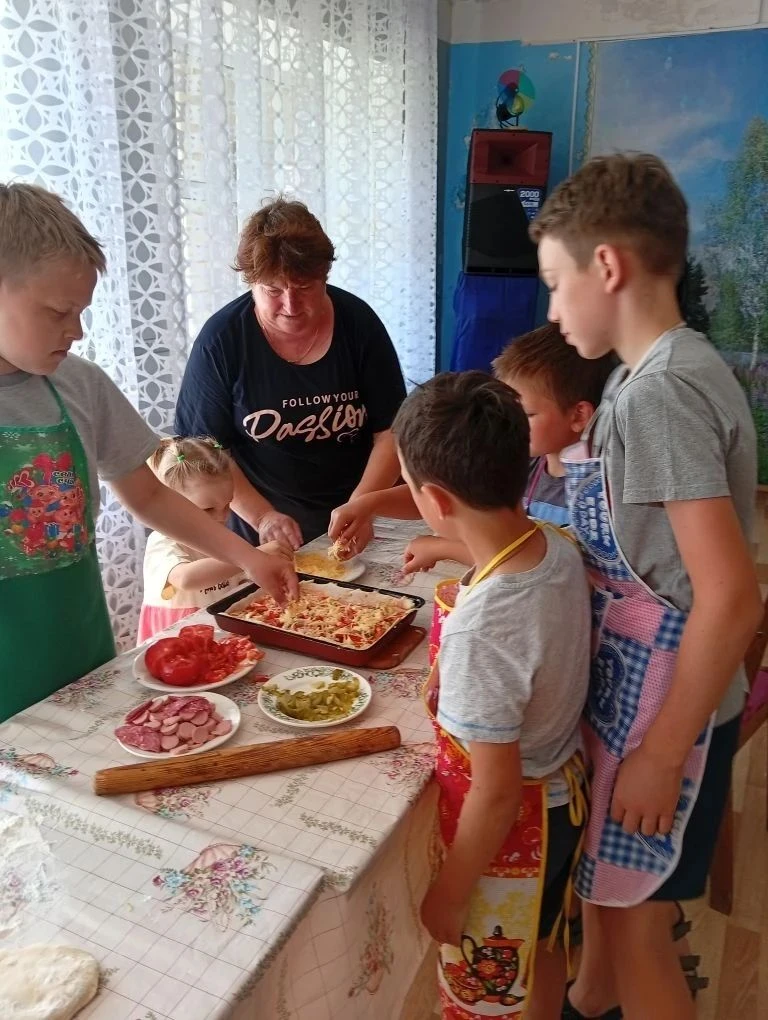 В Журихинском доме культуры прошел мастер-класс по приготовлению пиццы для детей. Это было увлекател