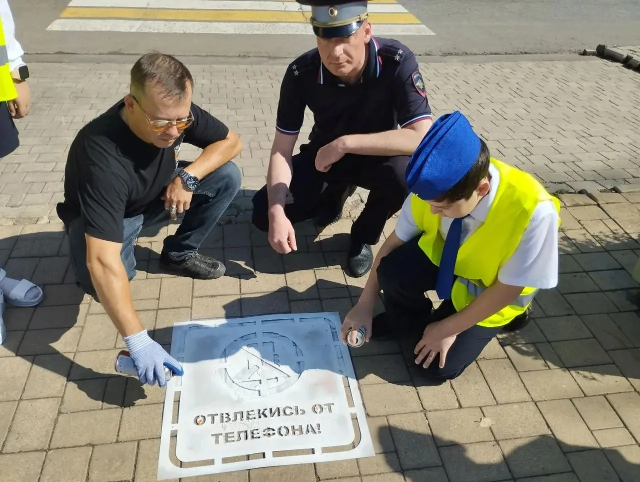 ⚠ «ТРАФАРЕТЫ БЕЗОПАСНОСТИ» В ДОНЕЦКЕ! 
 
📢👮‍♀ Ребята из отряда ЮИД Лицея № 124 совместно с госавто