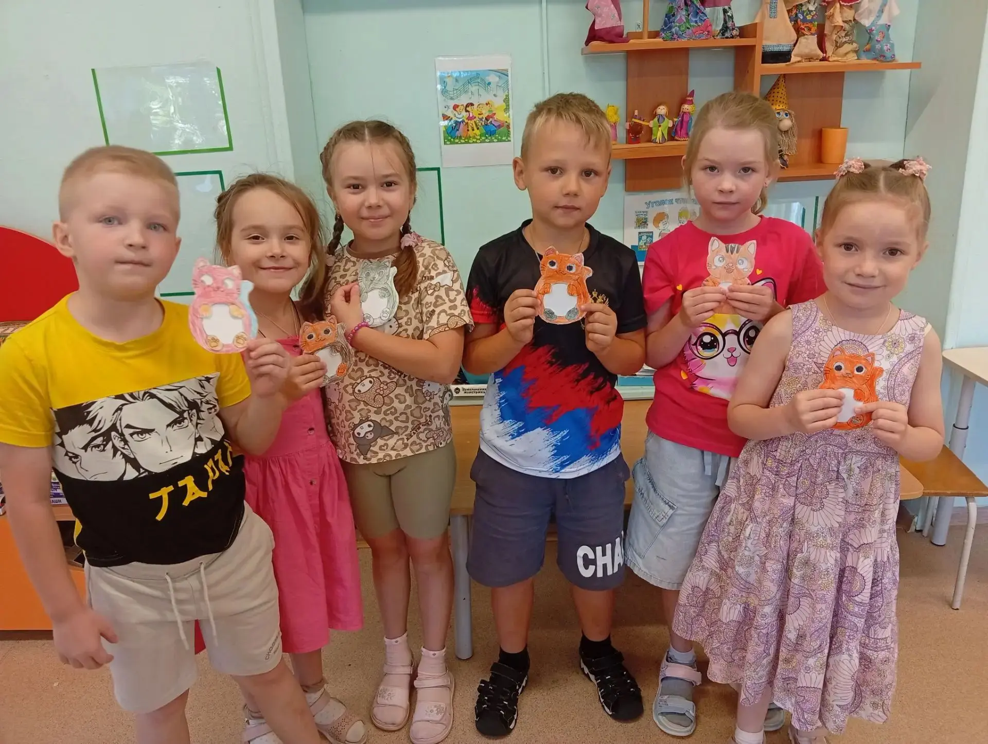В нашей каникулярной группе случилось настоящее чудо! В руках ребят ожили котята.