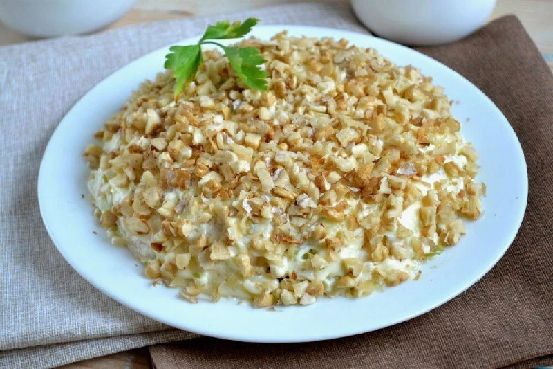 Салат с куриным филе, сыром и орехами😍