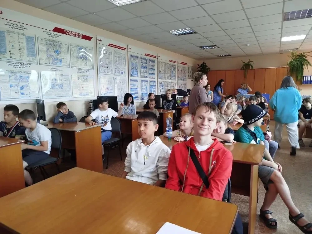 🚂 В «Кампусе Возможностей» — день на РЖД!

❗️Ребята из пришкольного лагеря побывали на настоящей эк