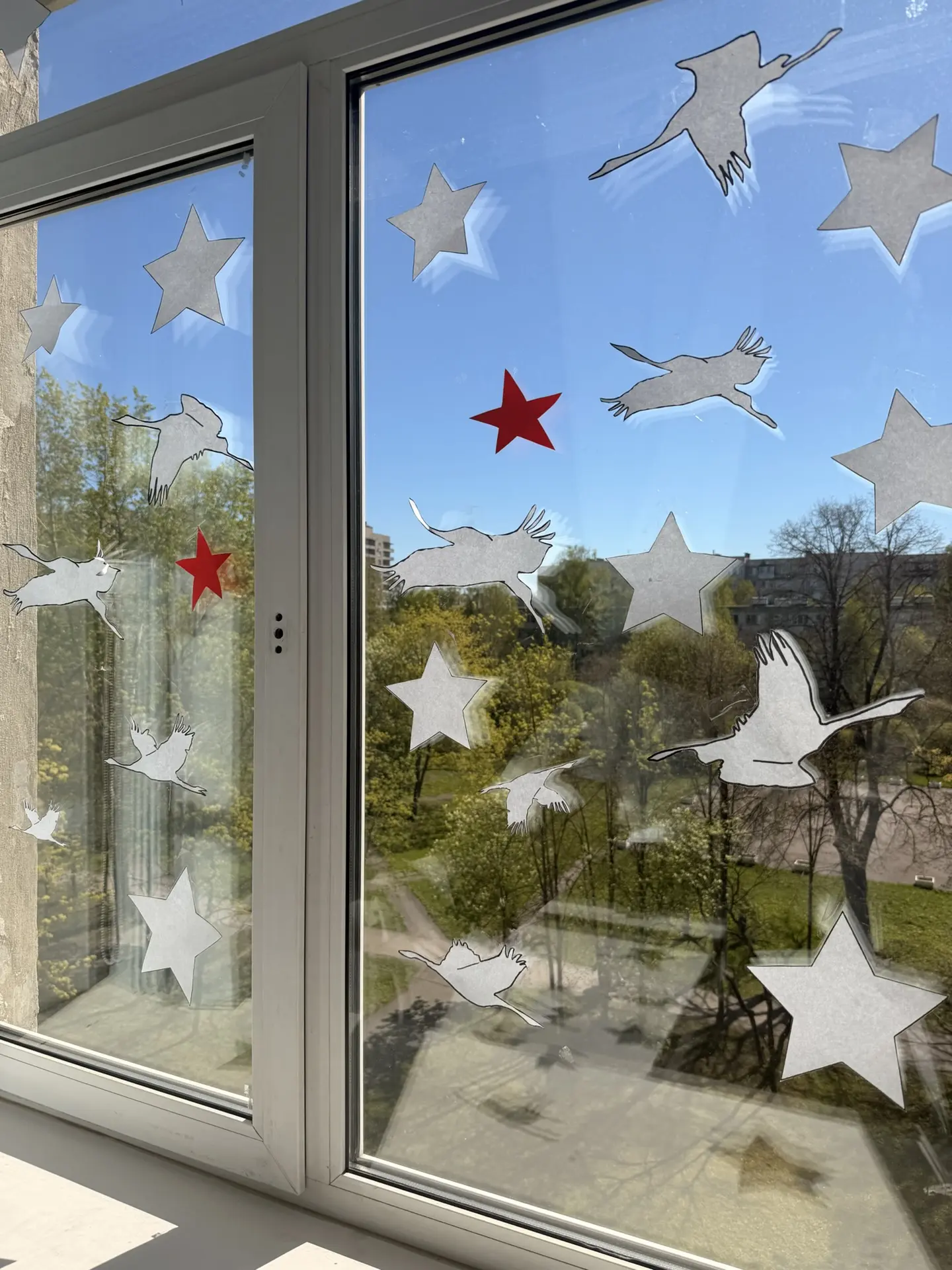 🕊️ОКНА ПОБЕДЫ 🕊️  В преддверии 9 Мая окна нашей школы украсила трогательная акция «Окна Победы».   К